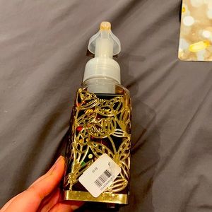 Bath and body works merry cookie limited edition scent with gold metal holder